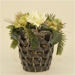 Moderne groene deukvaas met witte zonnebloemen en strakke knoppen.